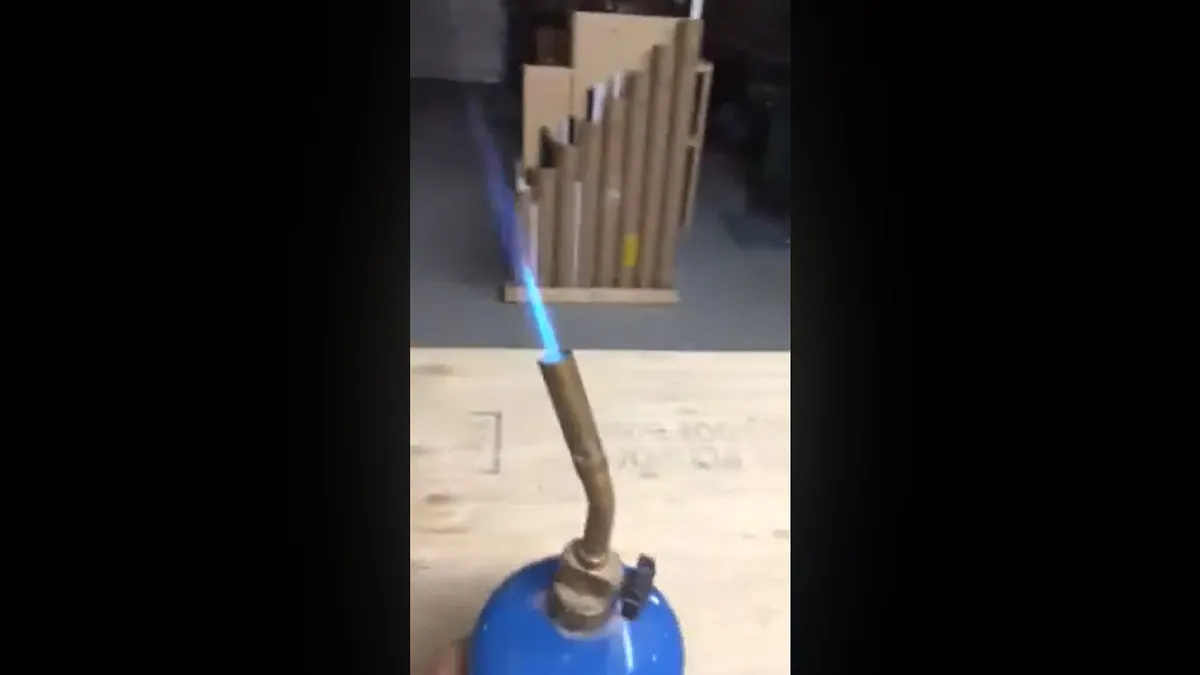 Propane torch with blue flame